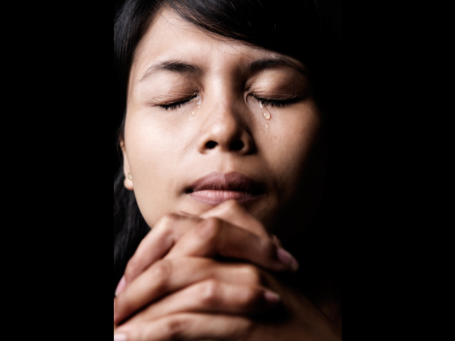 Сонник плачущая мама. Человек молится. Женщина плачет. Женщина молится. Молиться со слезами.